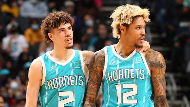 lamelo-ball-kelly-oubre-11152021-nbae-getty_muutaxcvgsq21rakzn19i0moz